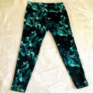 OLD NAVY Active Woman’s legging. Green, teal, white and black. XL